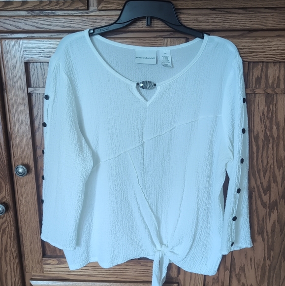 Womens Alfred Dunner White Textured Top W/  Accent Black Buttons on Sleeve Sz 18 - Picture 1 of 4